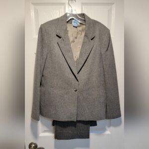 Stylish KORET suit in gray. Has a blazer and matching pants. Size 10.